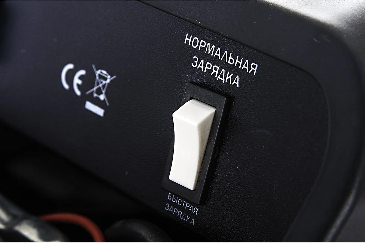 ELITECH УЗ 15 Зарядное устройство, 150 Вт, 12 В, 220V,ёмкость заряж. акк. 32/105 Ач