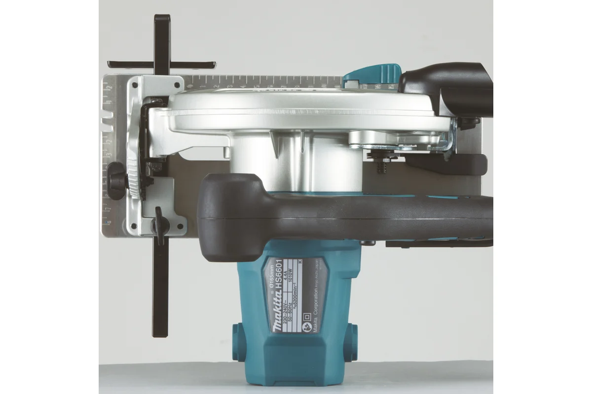 Makita Дисковая пила HS6601, 1,05кВт, пропил 54.5мм, диск 165*20мм, 5200об/мин, кор.